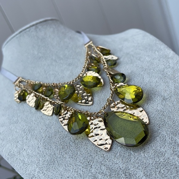 New✨ - Layered Green & Gold Statement Necklace - Picture 5 of 15